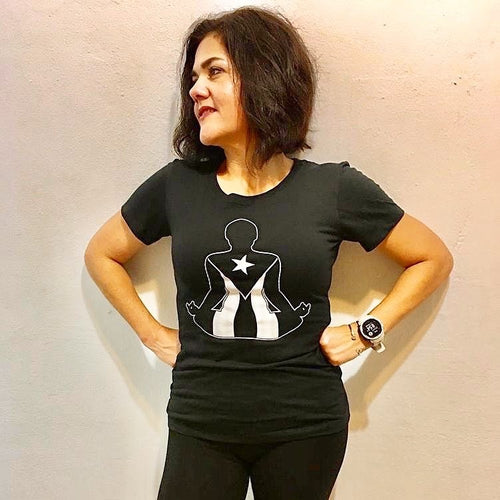 Camiseta Ajustada “Om Bandera” Deevah Yoga